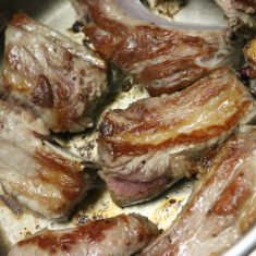 鍋を熱し、スペアリブを並べて全体に焼き色をつける。出てきた油はキッチンペーパーでふき取る。