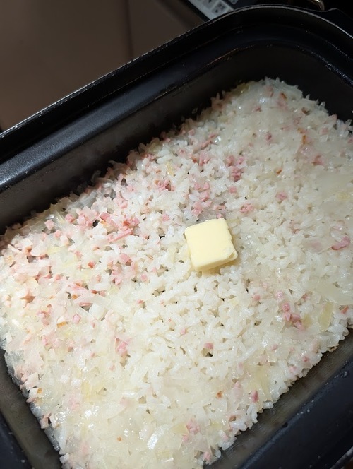 炊きあがったら、バターを加えて10分蒸らす。