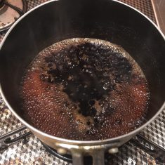 たれは全ての材料を鍋に入れて煮詰める。