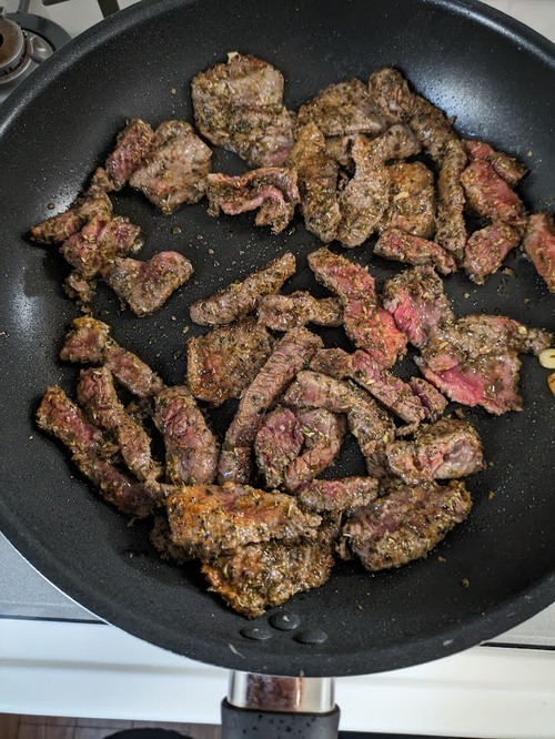 フライパンにオリーブオイルを熱し、にんにくを入れ香りがしてきたら、牛肉を炒め色が変わったら、玉ねぎ、パプリカを加えて炒め合わせる（強火）。