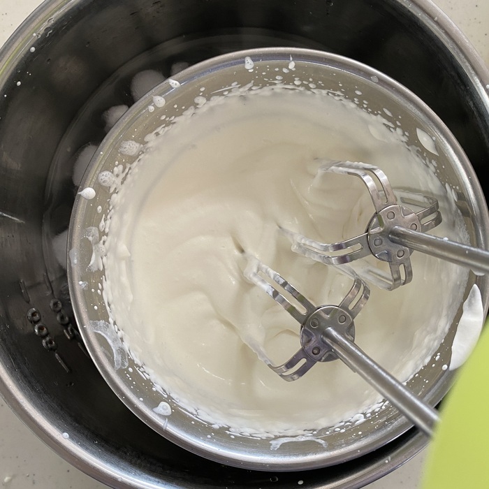生クリームと砂糖をボウルに入れ氷水で冷やしながらミキサーで8分立てにして、冷蔵庫で冷やしておく。