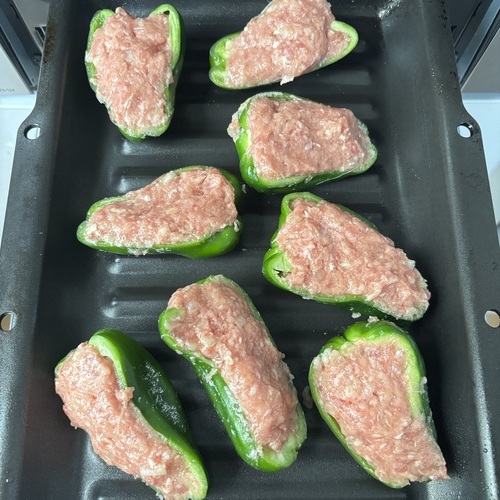 ③の肉だねを②に詰め、ロティプレートに並べ、【上火：強／下火：弱】で10分間焼く。