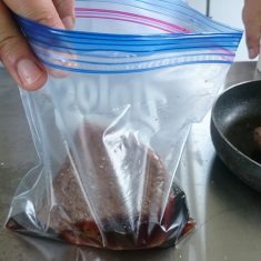 ジップロックに入れて、ポン酢とオリーブオイル(２：１の割合)を肉が浸かる程度入れる。