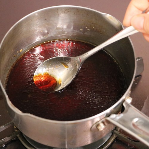鍋にしょうゆ、砂糖、ごま油、を加え、砂糖が溶けるまでよく混ぜる。