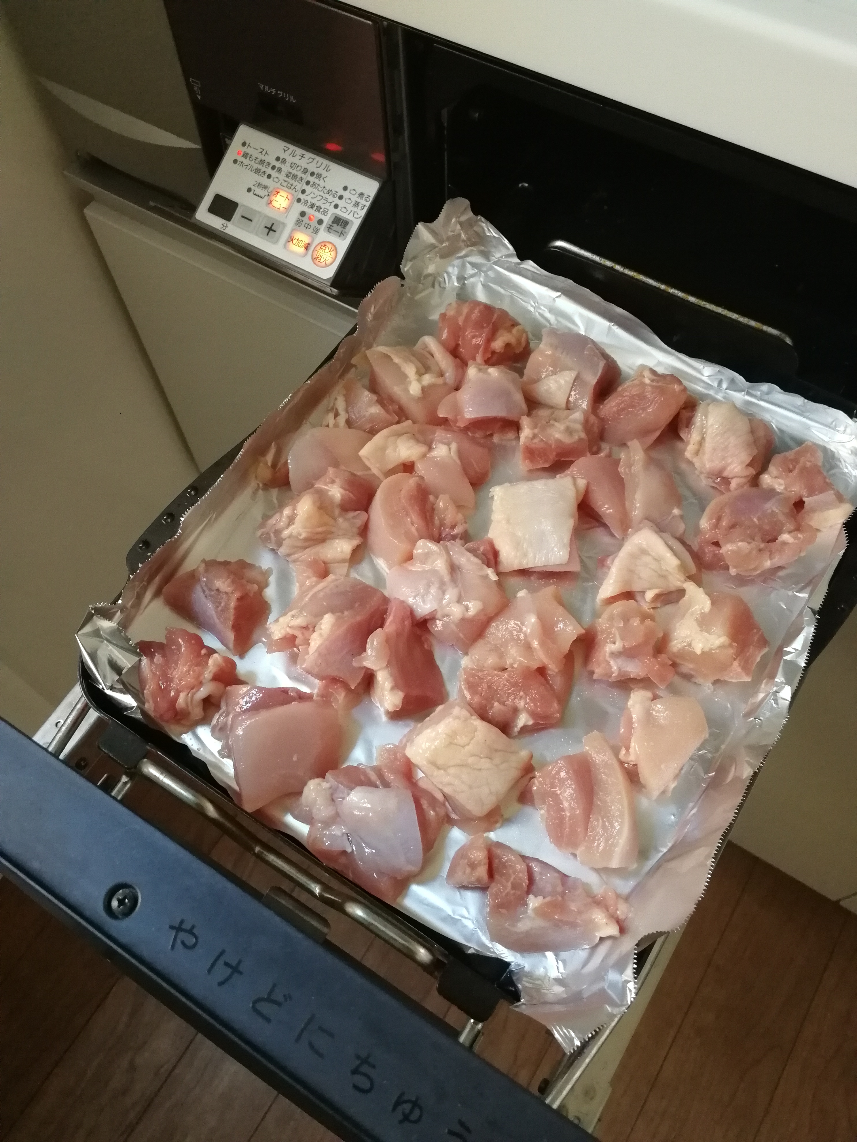 鶏もも肉は皮を剥ぎ余分な脂肪は取り除き、一口大に切る。
塩コショウをまぶし、マルチグリルのプレートに重ならないように並べ、調理モード［鶏もも焼き］で焼く。