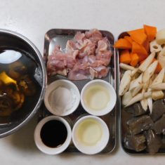 鶏肉は、一口大にカットし、酒少々（分量外）を振りかけておく。