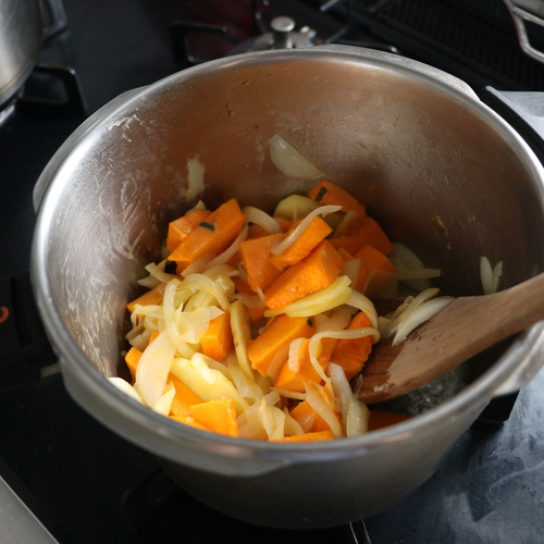 鍋を弱火で熱し、バターを入れて玉ねぎを炒める。玉ねぎがすきとおってきたらじゃがいもとかぼちゃと塩を加え、全体がしんなりするまで炒めたらひたひたになる程度の水を加える。