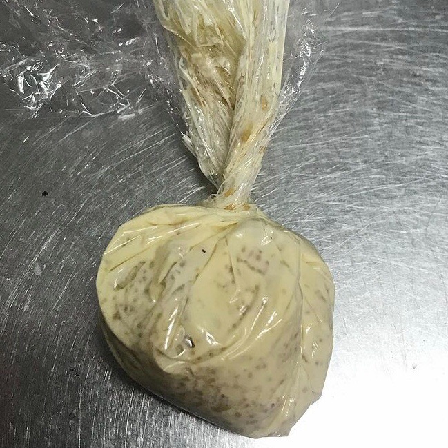 ラップで包んでよく揉んで混ぜ合わせる