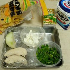 タコスチップスを皿に分ける。玉ねぎはみじん切り、ささみは裂いておく