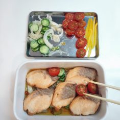 調理モード［ノンフライ］火加減・中で10分焼く。焼けたらすぐに①に入れ、野菜をすべて入れ20分くらい冷蔵庫で馴染ませる。