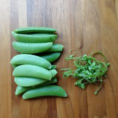 スナップエンドウは筋を取り、塩（分量外）を入れた熱湯で３０秒程度茹で、すぐに冷水にさらして水気をよく切る。