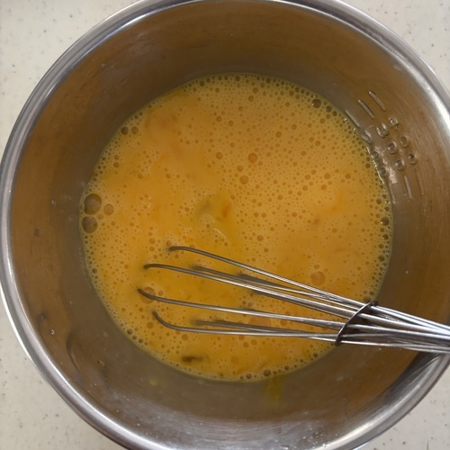 ボウルに卵を割り入れ泡立て器で溶きほぐす。
牛乳と塩こしょうをふり入れ、卵のコシを切るようによく混ぜて、こし器で濾す。