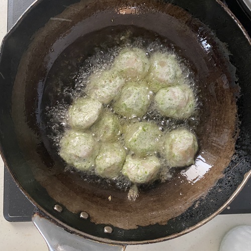 ①の水気をキッチンペーパーで拭き取り、②の衣をつけて高温（180℃）でさっと揚げる。
