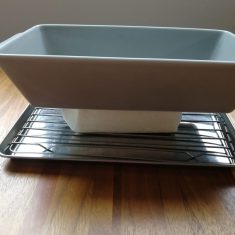 木綿豆腐はキッチンペーパーで包み、重しをして水切りをする。