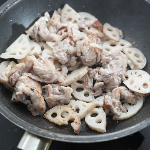 れんこんの水気を切り、③に加える。
時々上下を返しながら炒め、焼き色が着いたら＝B＝を加える。
にんにくもすりおろして加える。