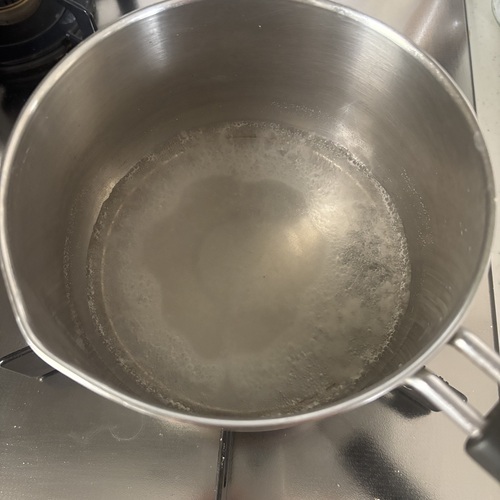 鍋に水と粉寒天を入れて混ぜる。中火にかけて1分ほど沸騰させる。