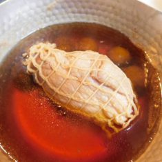 最初は強火、沸騰したら弱火にし、落し蓋をして、1時間ほど煮る。