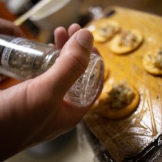 クラッカーに乗せ、コショウやバジルをお好みの量ふりかけたら完成！