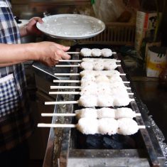 両面素焼きする（以下、炭火または、ガスコンロ、フライパンなど家庭にあるもので焼いてください）。