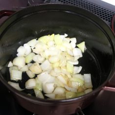 残りのオリーブオイルを鍋に入れてにんにくを熱し、香りが出たら玉ねぎも加えて塩こしょうをして炒め、玉ねぎがしんなりしたら端に寄せて空いたところにトマトを入れ、さっと炒める。
