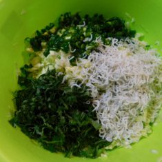 ②と③にしらすを加え、塩で味を調えて出来上がり。