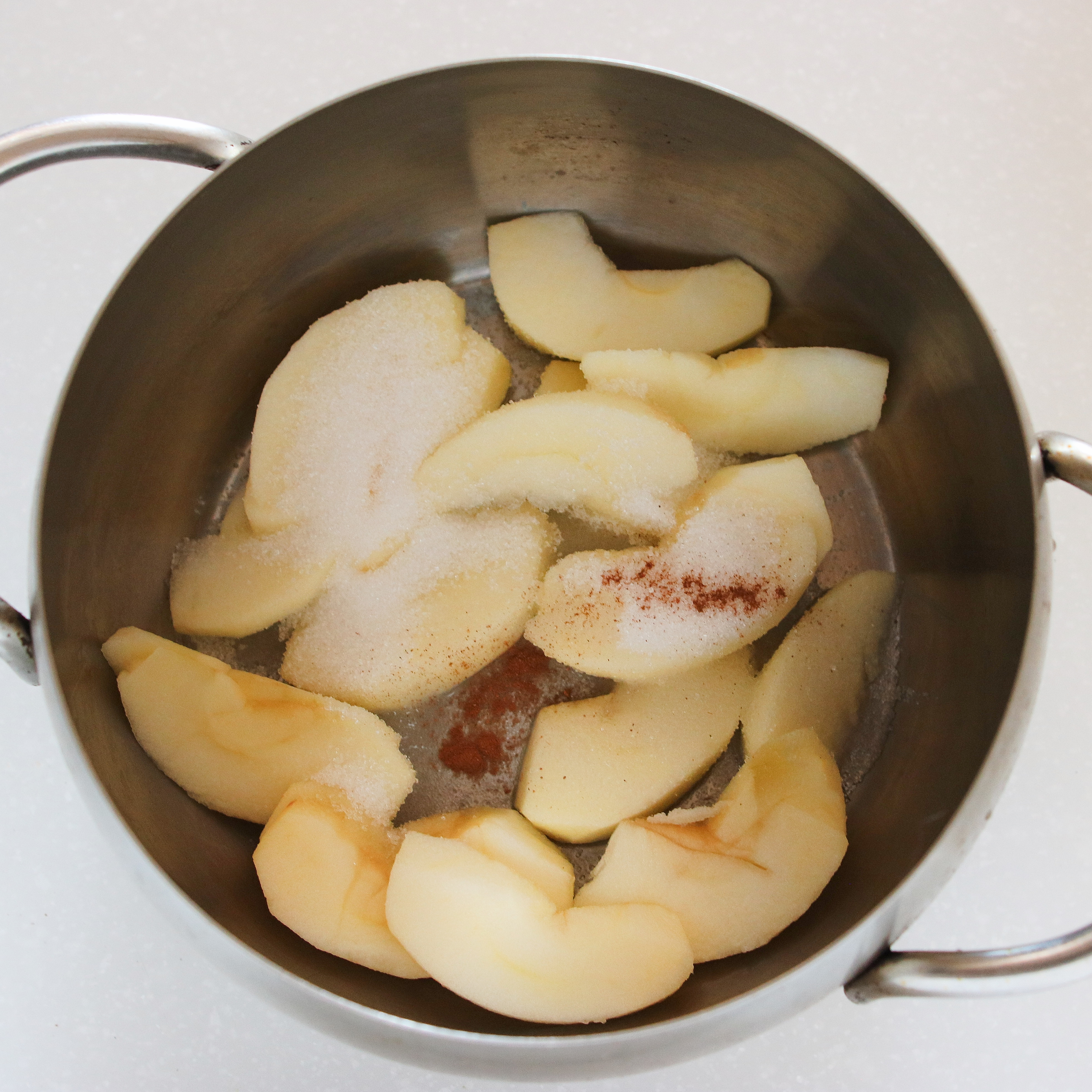 鍋にりんごと砂糖、レモン果汁、シナモンを加えて蓋をして弱めの中火で10分加熱する。
りんごに火が通ったら蓋を外し、水分を飛ばして粗熱を取る。