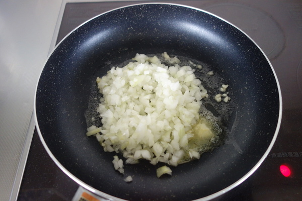 フライパンにバターを入れ、ニンニクの香りが付いたら玉ねぎをあめ色になるまで炒めて、取り出しておく。