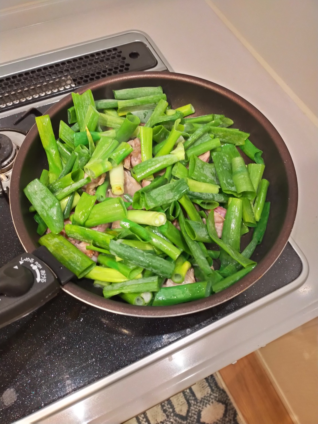 ９割ほど砂肝が焼けたらネギを入れて炒める。