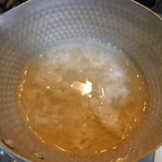 鍋に（A）の出汁と塩を加えて、温め、①のふやかしたゼラチンを入れてまぜる。