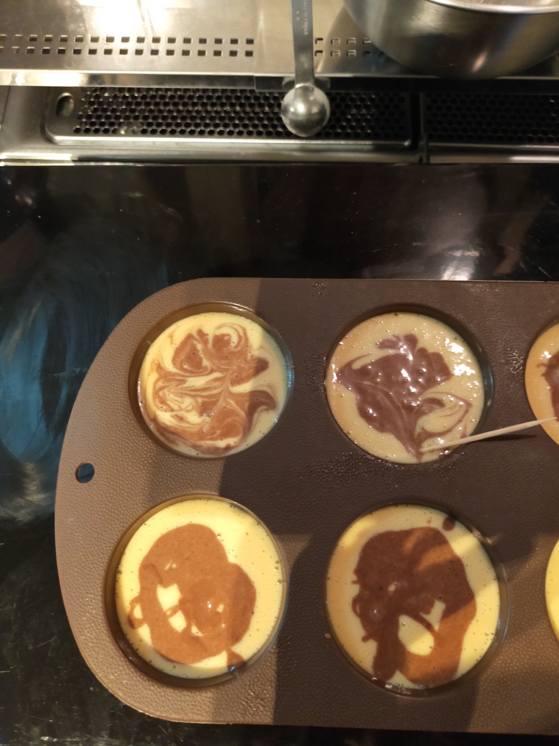 残りの生地にチョコチップを入れ混ぜ、マフィンカップに入れ、5のココア生地を入れて模様をつける。
