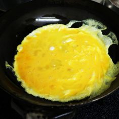 フライパンに油を追加し、①のにらを入れて強火で炒め、(B)の調味料を加え、卵を戻し入れたら出来上がり。