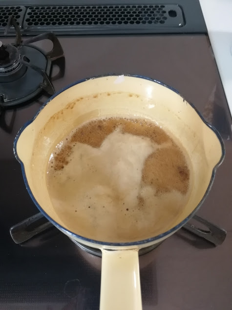 小鍋に醤油・みりん・砂糖・水を入れ手火にかけ、沸騰したら火を弱めて2～3分煮詰める。１度火を止めてから水溶き片栗粉を流し入れ、1分以上は沸騰を保つ。
