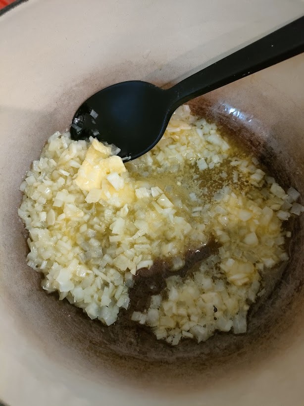 鍋にオリーブオイルとバターを溶かし、玉ねぎとにんにくを香りが出てくるまで炒める。