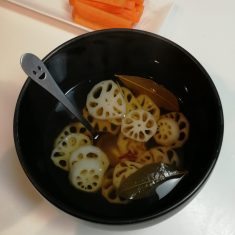 4分たったらすぐにレンジから出し、調味料を溶かすように良く混ぜ、人参を加えて再びラップをして冷ます。