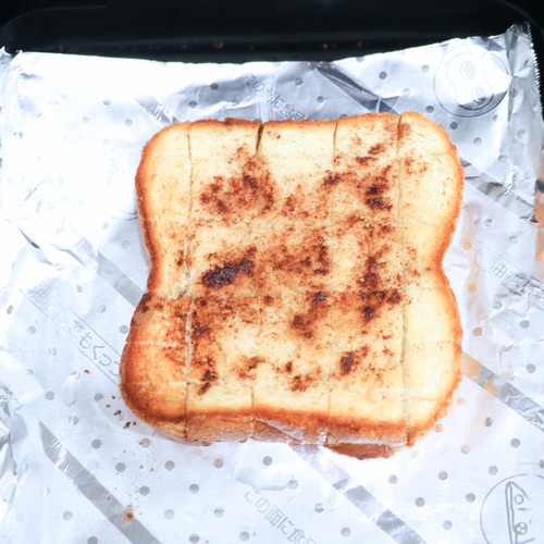 マルチグリルのプレートパンにパンを乗せ、オートメニュー［トースト］で焼く。