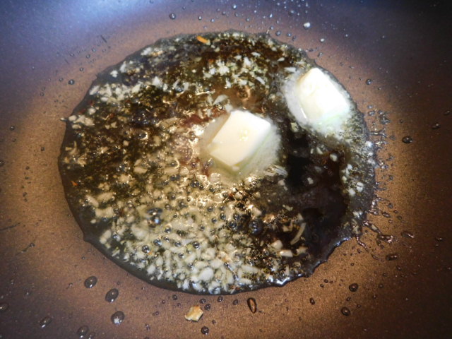 ②のフライパンの中に、バターと醬油、みじん切りにしたにんにくをいれて、じっくりと火を通す。