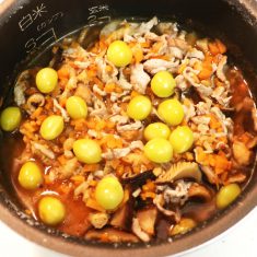 ④とぎんなんを③のもち米の上に乗せ、普通に炊く。
