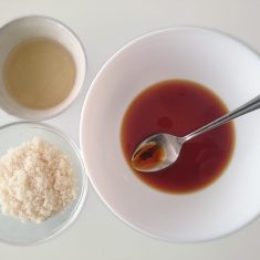 黒酢餡用の調味料を合わせる