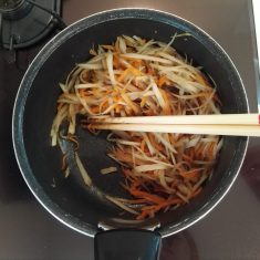 鍋に酢・砂糖・塩と水150㏄を合わせ、ゴボウと人参を入れ、火にかけほとんど汁けがなくなるまで炒り煮にする。