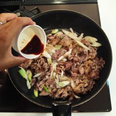 仕上げに糸唐辛子（分量外）を天盛りにすると見栄えが良い。