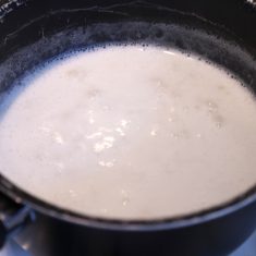 常温になるまで待ってから冷蔵庫で1時間ほど冷やす。好みでドライフルーツ、バニラエッセンスをふりかける。