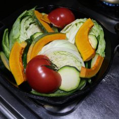 野菜を並べたら、塩を少々かける。火をつけ蓋をし、弱火でじっくり蒸し焼きにする。