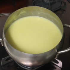 牛乳を加え、塩で味を整えたら出来上がり。盛り付けてからこしょうをかけて召し上がれ。