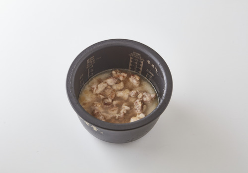 炊飯釜に米と酒をいれ、水（分量外）を１合のメモリまで注ぐ。ザーサイと３をのせ、炊飯する。