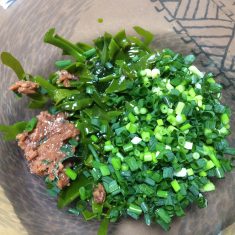 お湯を切ったメカブをボウルに入れる。刻んだ梅干しとあさつきを加え、よく混ぜたら完成。