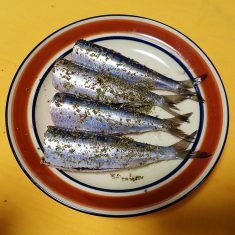 塩、エルブドプロヴァンスをイワシの外側からお腹までまんべんなく擦り込む。