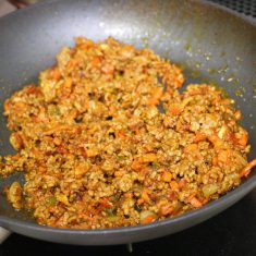 ④を繰り返して肉がほぐれるまで炒め、トマトケチャップ、中濃ソース、カレー粉も加えて炒め、塩で味を整えたら出来上がり。