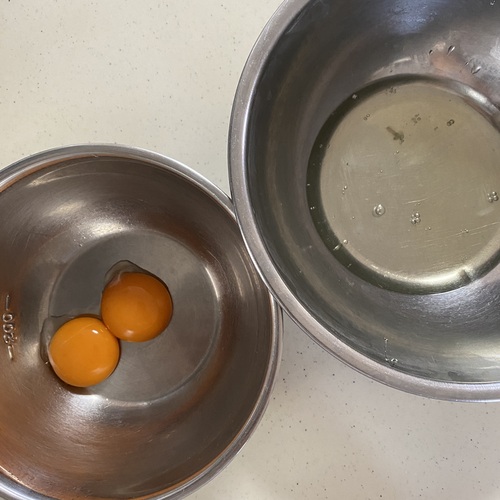 別々のボールに卵白と卵黄に分けて入れる。