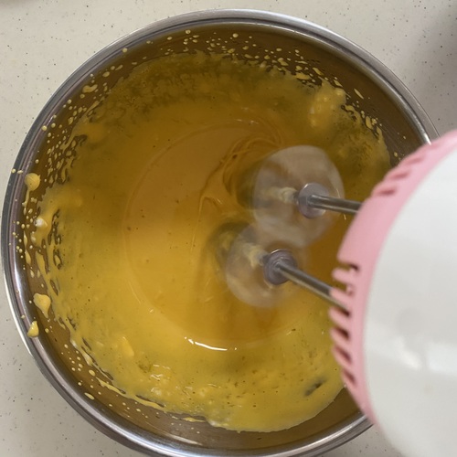 卵黄のボールに砂糖10gを加えてハンドミキサーで白っぽくなるまで泡立てる。