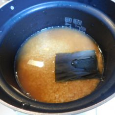 研いでおいた米に、②の牡蠣を煮た汁のみいれ、水を調整し昆布を入れて炊く。